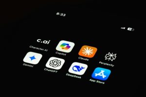 如何在手机上安装三条聊天 App?