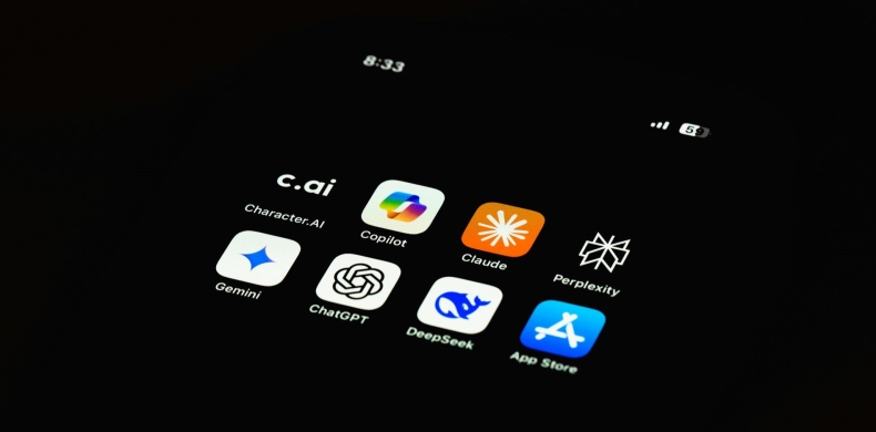 如何在手机上安装三条聊天 App？